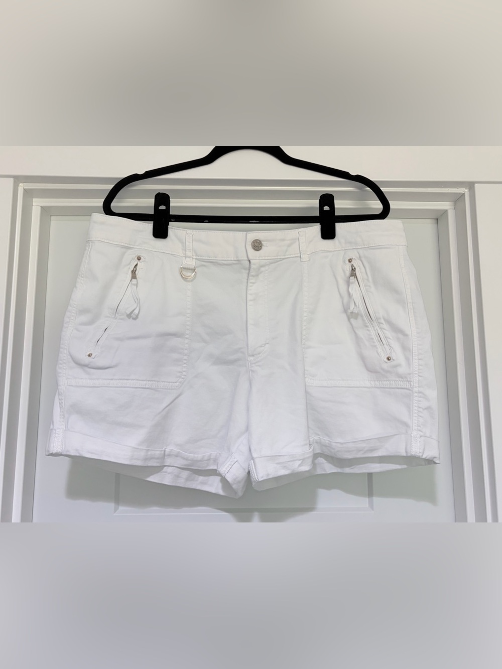 Size 16 White House Black Market White Pret A Play Mid-Rise Shorts